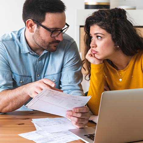 Casal entreolha-se de forma cúmplice